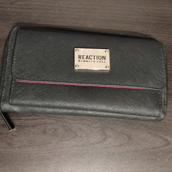 Kenneth Cole Reaction Black Wallet with Pink Accent - Picture 1 of 7